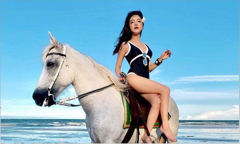 Cách mặc đồ bơi khi cưỡi ngựa gây tranh cãi trên mạng xã hội