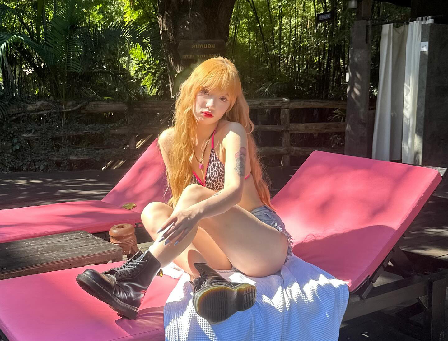 Jannine Weigel: Ca sĩ nối tiếng mang hai dòng máu Đức – Thái nóng bỏng với bikini 