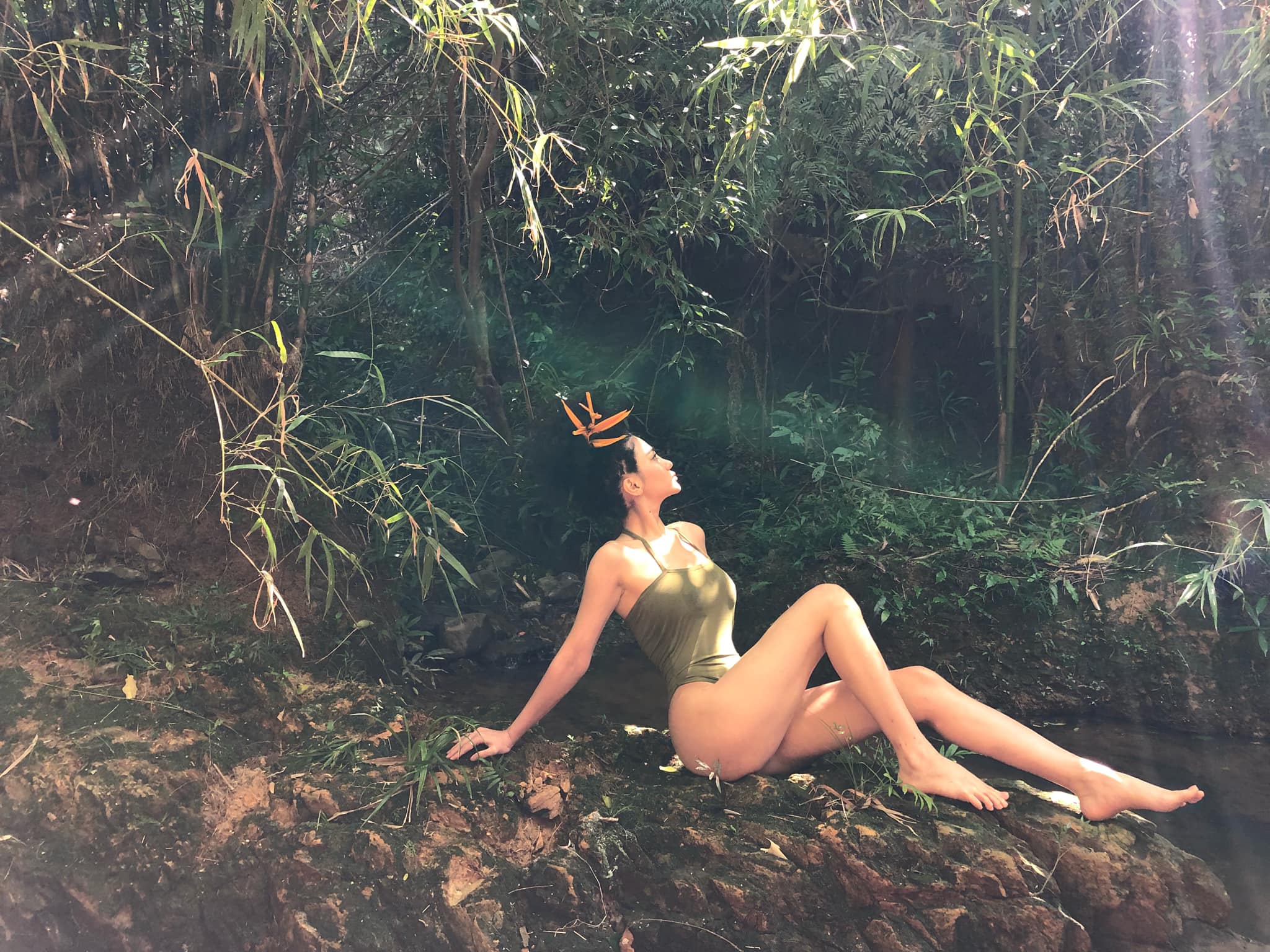 Hot girl Trần Ngọc Bích Dola khoe dáng nuột nà bên bờ suối