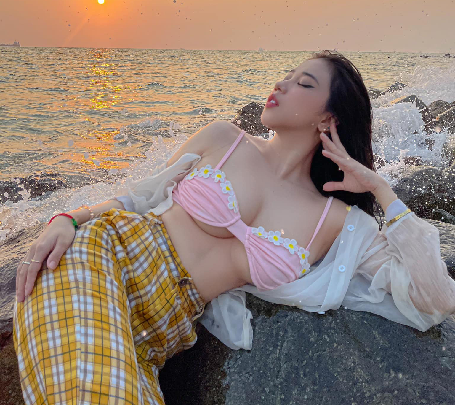 Nguyễn Thị Huyền Trang mặc bikini cá tính khoe body cực “cháy”