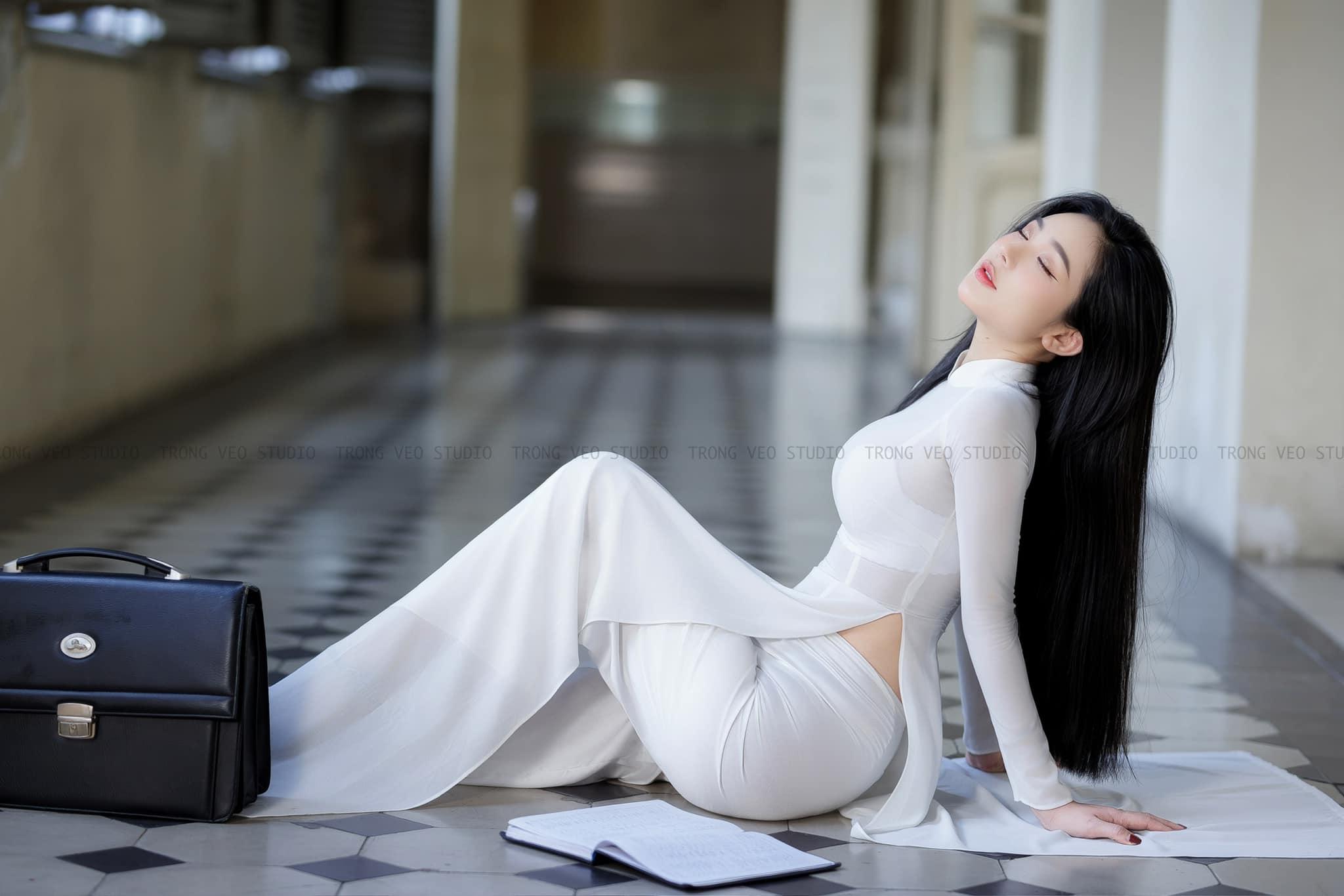 Hot girl sexy với áo dài nữ sinh lộ nội y