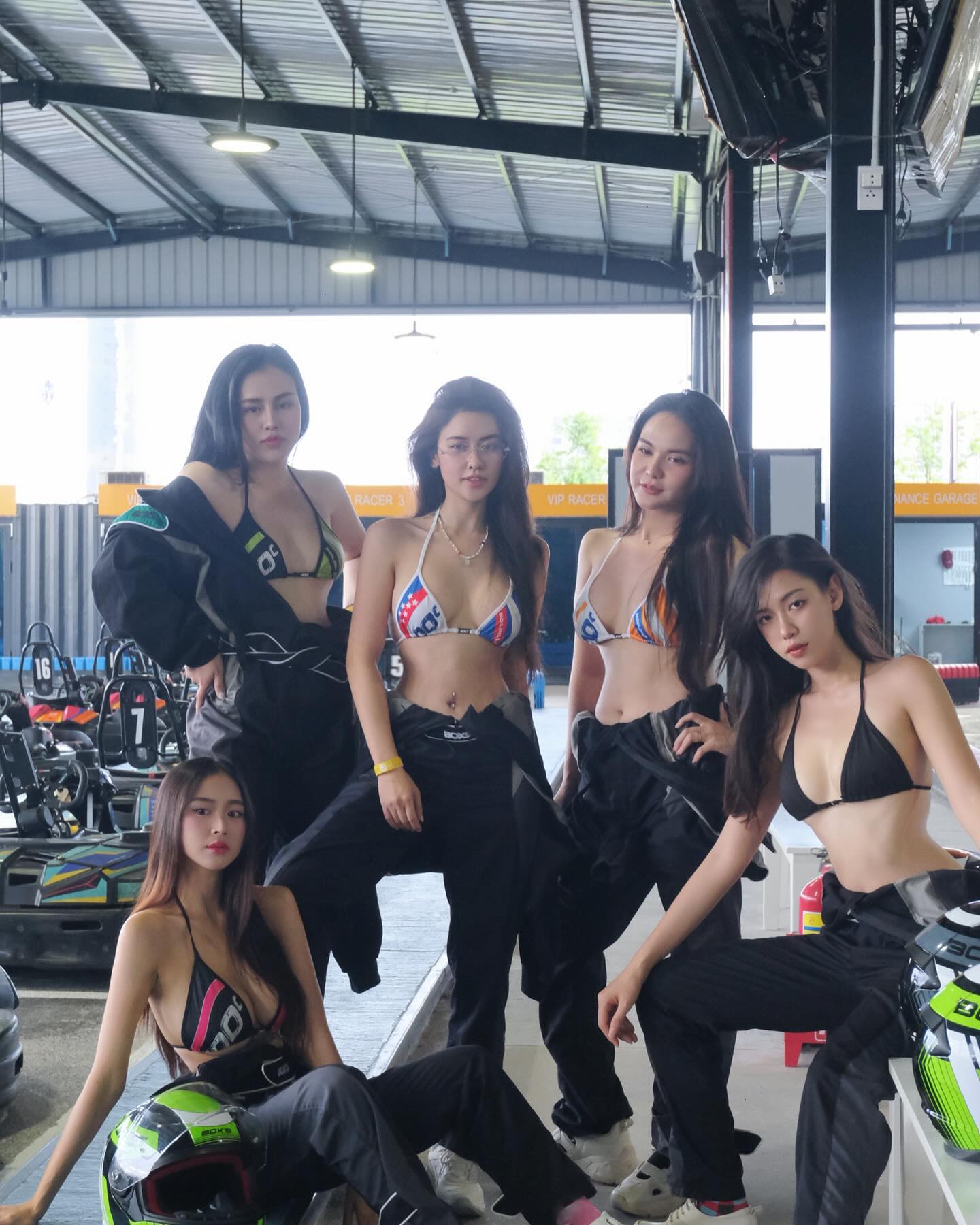 Hội hot girl bikini đốt chạy đường đua